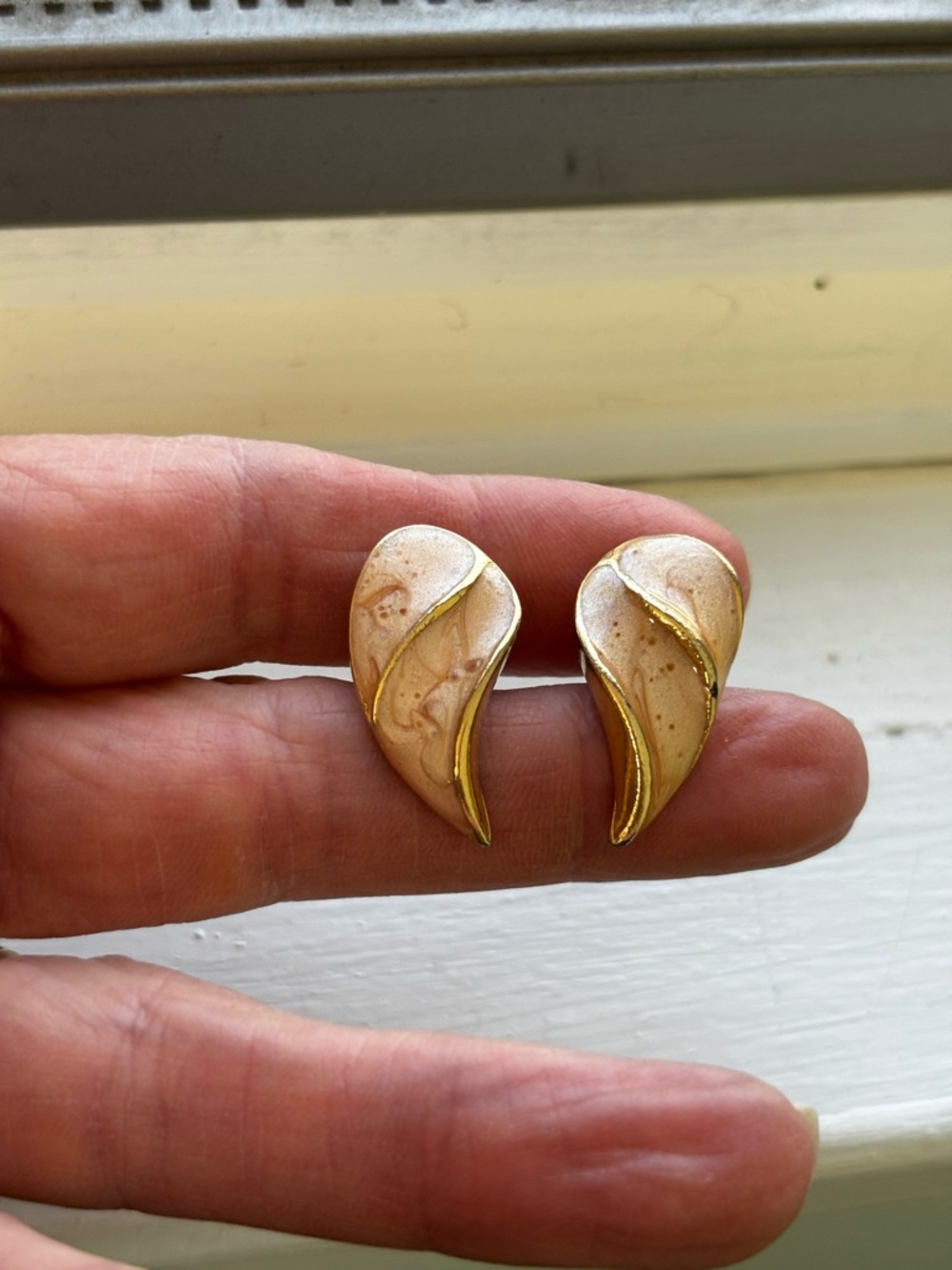 80’s Vintage Cream and Gold Swirl Enamel Earrings